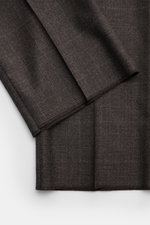 Close-up of Cesare Attolini Anzug dunkelbraun fabric showing fine Super 150'S wool in a subtle check pattern, photographed from above.