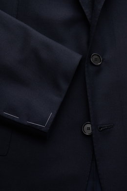 Close-up front view of the Cesare Attolini Anzug dark navy jacket sleeve and buttons, made from smooth Super 150'S wool with slim fit tailoring.