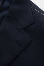 Close-up shot of the lapel and shoulder of the Cesare Attolini Anzug dark navy, showcasing fine Super 150'S wool and expert craftsmanship.

This Cesare Attolini Anzug dark navy exemplifies Neapolitan tailoring perfection with pure Super 150'S wool, slim f