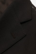 Dark navy lapel detail of the Cesare Attolini Anzug dark navy, photographed close-up from above, showcasing fine Super 150's wool and craftsmanship.