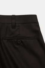 Close-up from the back of the Cesare Attolini Anzug dark navy pants, showing the waistband, belt loop, and single buttoned rear welt pocket. Neapolitanische Schneiderkunst in Perfektion: Aus fein gewebter Super 150'S Wolle gefertigt, vereint dieser Anzug 