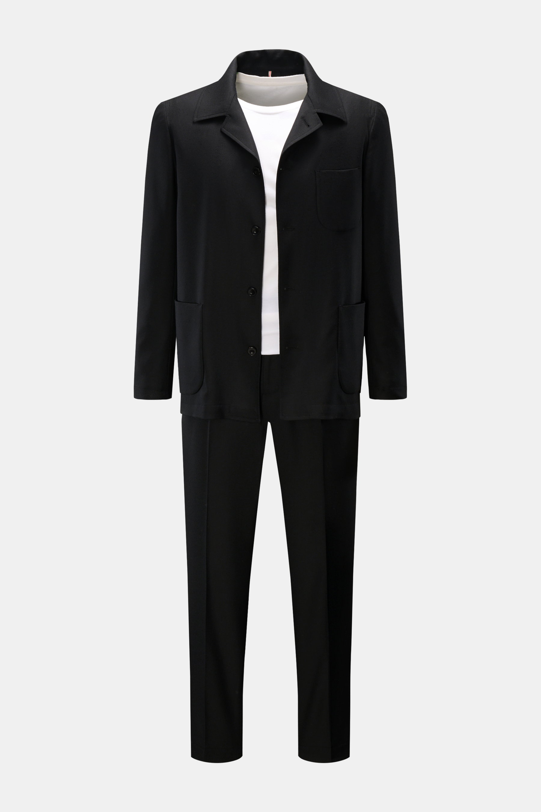 Santaniello Anzug schwarz, frontale Ansicht, lässiges Overshirt-Sakko mit Knöpfen, Brust- und Hüfttaschen, elastische Hose mit französischen Taschen.