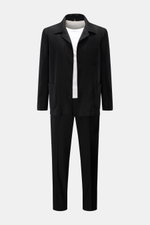 Santaniello Anzug schwarz, frontale Ansicht, lässiges Overshirt-Sakko mit Knöpfen, Brust- und Hüfttaschen, elastische Hose mit französischen Taschen.