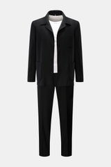Santaniello Anzug schwarz, frontale Ansicht, lässiges Overshirt-Sakko mit Knöpfen, Brust- und Hüfttaschen, elastische Hose mit französischen Taschen.