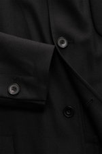 Nahaufnahme des schwarzen Santaniello Anzugs aus Wolle-Microfaser-Mix, Regular Fit mit Overshirt-Sakko und Knöpfen.