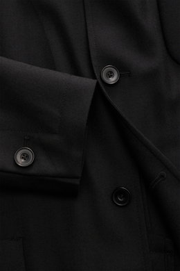Nahaufnahme des schwarzen Santaniello Anzugs aus Wolle-Microfaser-Mix, Regular Fit mit Overshirt-Sakko und Knöpfen.