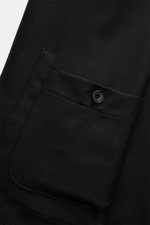 Santaniello Anzug schwarz, Detailaufnahme von aufgesetzter Brusttasche mit Knopf, weicher Twill, Regular Fit, unifarben.