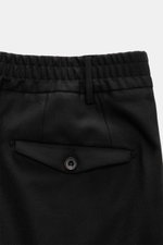 Santaniello Anzug schwarz, Detailaufnahme der Hose von hinten, elastischer Bund, paspelierte Gesäßtasche mit Knopf, feiner Twill, Regular Fit.