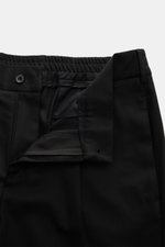 Santaniello Anzug schwarz, Nahaufnahme Hose mit teielastischem Bund, Reißverschluss, Bundknopf, französischen Taschen, Regular Fit, weicher Twill.