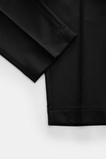 Santaniello Anzug schwarz, Detailaufnahme von Ärmel- und Saumabschluss, weicher Woll-Microfaser-Mix, Regular Fit, leichter Twill, eleganter Casual-Look.