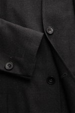 Santaniello Anzug dunkelgrau meliert, Nahaufnahme von Sakko-Ärmeln mit Knöpfen, weicher Woll-Microfaser-Mix, Regular Fit, feiner Twill