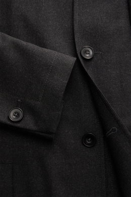 Santaniello Anzug dunkelgrau meliert, Nahaufnahme von Sakko-Ärmeln mit Knöpfen, weicher Woll-Microfaser-Mix, Regular Fit, feiner Twill