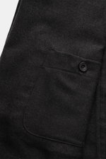 Santaniello Anzug dunkelgrau meliert, Detailaufnahme Taschen mit Knopf, weiche Woll-Microfaser, legerer Regular Fit, Twill-Stoff, Nahansicht.