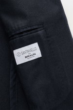 Santaniello Anzug anthrazit, Nahaufnahme Innenfutter mit weißem Markenlabel, Super 110's Wolle, weicher Griff, Slim Fit, leichte Vintage-Optik.