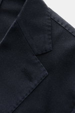 Nahaufnahme des fallenden Revers vom Santaniello Anzug anthrazit, Slim Fit, aus reiner, weicher Super 110's Wolle mit leichtem Vintage-Effekt.