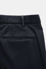 Santaniello Anzug anthrazit, Detailansicht der paspelierten Gesäßtasche und des Bunds, reine Super 110's Wolle, Slim Fit, leichter Vintage-Effekt.