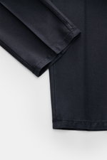 Santaniello Anzug anthrazit aus reiner Super 110's Wolle, Slim Fit, leichter Vintage-Effekt, Detailaufnahme Saum und Ärmel, weicher Griff.