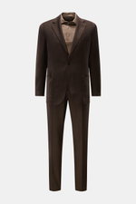 Santaniello Anzug dunkelbraun aus Super 110's Wolle, Slim Fit, tailliertes Sakko mit fallendem Revers, aufgesetzten Taschen, Hose schmal zulaufend, frontal fotografiert.