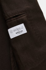 Nahaufnahme des dunkelbraunen Santaniello Anzugs aus reiner Super 110's Wolle mit Innenetikett, weichem Griff und Slim Fit, Vintage-Effekt sichtbar.