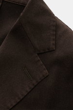 Santaniello Anzug dunkelbraun, Detailaufnahme Revers und Knopfloch, Slim Fit, Super 110's Wolle, leichter Vintage-Effekt, weicher Griff.