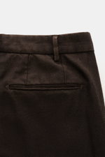 Santaniello Anzug dunkelbraun, Detailansicht Rückseite Hose mit paspelierter Gesäßtasche, Super 110's Wolle, leichter Vintage-Effekt, Slim Fit.