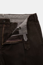 Santaniello Anzug dunkelbraun, Nahaufnahme der geöffneten Hose mit Reißverschluss, Knöpfen, Bund und weichem Super 110's Wollstoff.