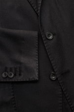 Nahaufnahme des Santaniello Anzugs dunkelgrau aus reiner Super 110's Wolle, tailliertes Sakko mit Kissing Buttons, Slim Fit, weicher Griff.
