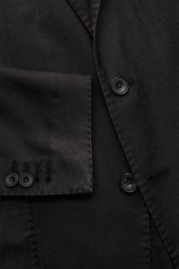 Nahaufnahme des Santaniello Anzugs dunkelgrau aus reiner Super 110's Wolle, tailliertes Sakko mit Kissing Buttons, Slim Fit, weicher Griff.