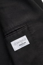 Nahaufnahme des Innenfutters vom Santaniello Anzug dunkelgrau mit weißem Markenlabel, Super 110's Wolle, weicher Griff, Slim Fit.
