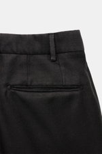 Santaniello Anzug dunkelgrau, Detailaufnahme Rückseite der Hose mit paspelierter Gesäßtasche, Super 110's Wolle, Slim Fit, leichter Vintage-Effekt.