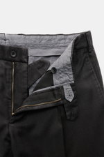 Santaniello Anzug dunkelgrau, Nahaufnahme der Hose mit offenem Reißverschluss und Bundknöpfen, Slim Fit aus Super 110's Wolle, leichter Vintage-Effekt.