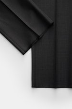 Close-up front view of the Tom Ford Anzug 'Shelton' anthrazit meliert suit fabric, showing finely woven wool with slim fit and side adjusters. Perfect for glamorous appearances.  
- Pure wool  
- Smooth feel  
- Structured weave  
- Slim fit  
Jacket: tai