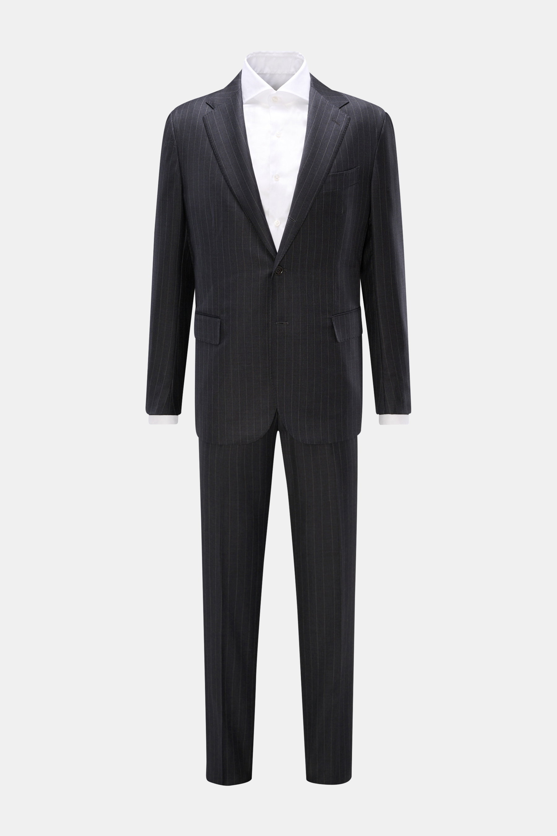 Stile Latino Anzug 'Vincenzo' anthrazit gestreift, Frontansicht, Slim Fit Zweiteiler aus feinem Twill, Wolle, Sakko mit Drei-Knopf-Style, Hose mit Button Fly.