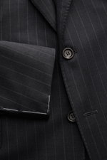 Close-up front view of the Stile Latino Anzug 'Vincenzo' anthrazit gestreift, showcasing fine twill, soft pure wool, pinstripes, and button details on the slim fit three-button jacket.