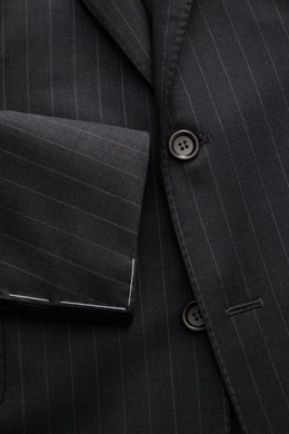 Close-up front view of the Stile Latino Anzug 'Vincenzo' anthrazit gestreift, showcasing fine twill, soft pure wool, pinstripes, and button details on the slim fit three-button jacket.