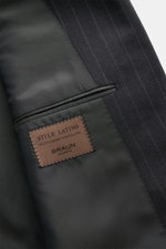 Close-up inner view of the Stile Latino Anzug 'Vincenzo' anthrazit gestreift suit, showing fine pinstripe fabric and detailed stitching.

The Zweiteiler 'Vincenzo' von STILE LATINO, bestehend aus einer Button-Fly-Hose und einem dazugehörigen Drei-Knopf-Sa