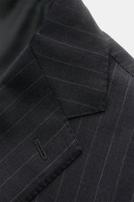 Close-up of the lapel and buttonhole of the Stile Latino Anzug 'Vincenzo' anthrazit gestreift suit, showing fine twill fabric with subtle pinstripes and soft texture, photographed from a top-front angle. Der Zweiteiler 'Vincenzo' von STILE LATINO, bestehe