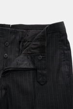 Close-up front view of the button fly and waistband of the Stile Latino Anzug 'Vincenzo' anthrazit gestreift trousers, featuring fine twill, soft pure wool, and elegant pinstripes. Der Zweiteiler 'Vincenzo' von STILE LATINO, bestehend aus einer Button-Fly