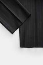Close-up front view of folded fabric showing fine pinstripes in dark grey from the Stile Latino Anzug 'Vincenzo' anthrazit gestreift suit.

<p>Der Zweiteiler 'Vincenzo' von STILE LATINO, bestehend aus einer Button-Fly-Hose und einem dazugehörigen Drei-Kno