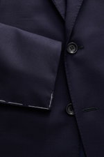 Close-up front view of Stile Latino Anzug 'Vincenzo' navy suit jacket sleeve and buttons, made of fine wool twill with soft touch.