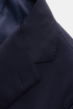 Close-up of the lapel and buttonhole of the Stile Latino Anzug 'Vincenzo' navy, showing fine twill wool and detailed stitching from a top-front angle.