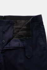 Close-up front view of the Stile Latino Anzug 'Vincenzo' navy button-fly trousers, made of pure fine wool twill with a soft touch. Der Zweiteiler 'Vincenzo' von STILE LATINO, bestehend aus einer Button-Fly-Hose und einem dazugehörigen Drei-Knopf-Sakko, üb