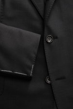 Close-up front view of Stile Latino Anzug 'Vincenzo' anthrazit, showing soft pure wool twill, slim fit, button details, and unfinished sleeve edges.