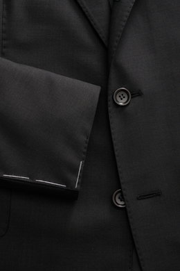 Close-up front view of Stile Latino Anzug 'Vincenzo' anthrazit, showing soft pure wool twill, slim fit, button details, and unfinished sleeve edges.