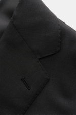 Close-up angled view of the lapel and buttonhole of the Stile Latino Anzug 'Vincenzo' anthrazit, made of pure soft wool twill with fine Italian craftsmanship.