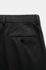 Close-up rear view of the Stile Latino Anzug 'Vincenzo' anthrazit trousers, showcasing buttoned back pocket, belt loops, and smooth fine wool twill fabric. The Zweiteiler 'Vincenzo' by STILE LATINO combines slim fit button-fly pants with a three-button ja