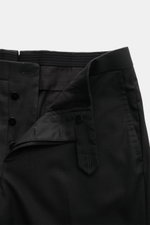 Close-up top view of the Stile Latino Anzug 'Vincenzo' anthrazit showing the button-fly pants waistband with black buttons and fine twill fabric. <p>Der Zweiteiler 'Vincenzo' von STILE LATINO, bestehend aus einer Button-Fly-Hose und einem dazugehörigen Dr