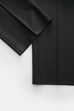 Close-up side view of Stile Latino Anzug 'Vincenzo' anthrazit showing button-fly pants and three-button jacket in soft pure wool twill.