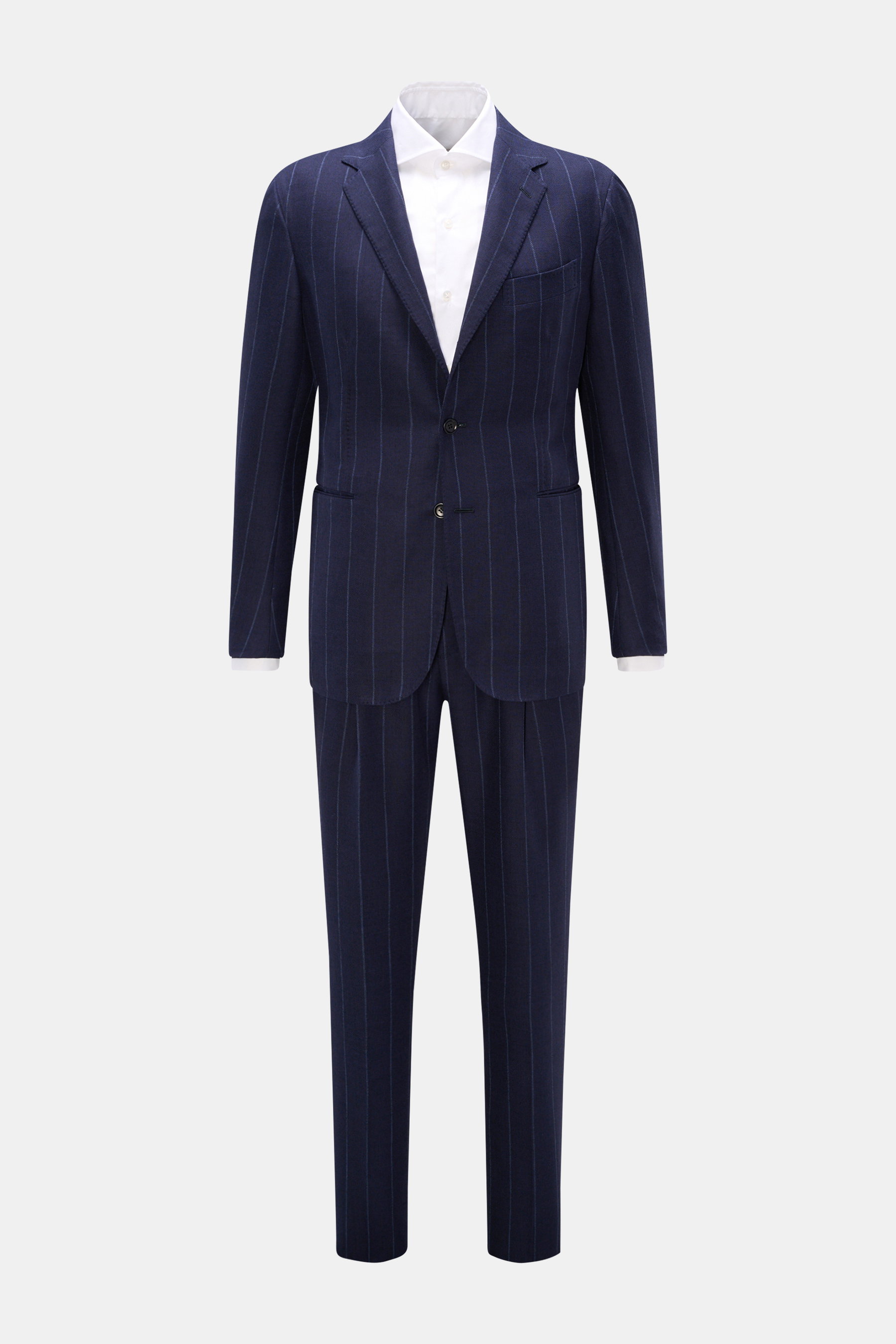 Stile Latino Anzug 'Vincenzo' navy gestreift, Slim Fit Zweiteiler mit Button-Fly-Hose, Drei-Knopf-Sakko, frontal fotografiert.