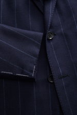 Close-up front view of the Stile Latino Anzug 'Vincenzo' navy gestreift jacket, showing navy chalk-stripes, buttons, and detailed soft cotton-wool fabric texture. Der Zweiteiler "Vincenzo" von STILE LATINO, bestehend aus einer Button-Fly-Hose mit retroesk